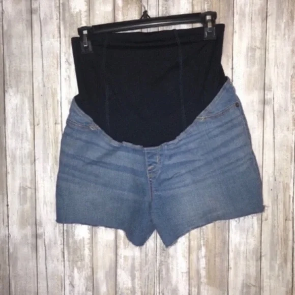 Ingrid & Isabel Maternity MIDI Shorts - Picture 3 of 8